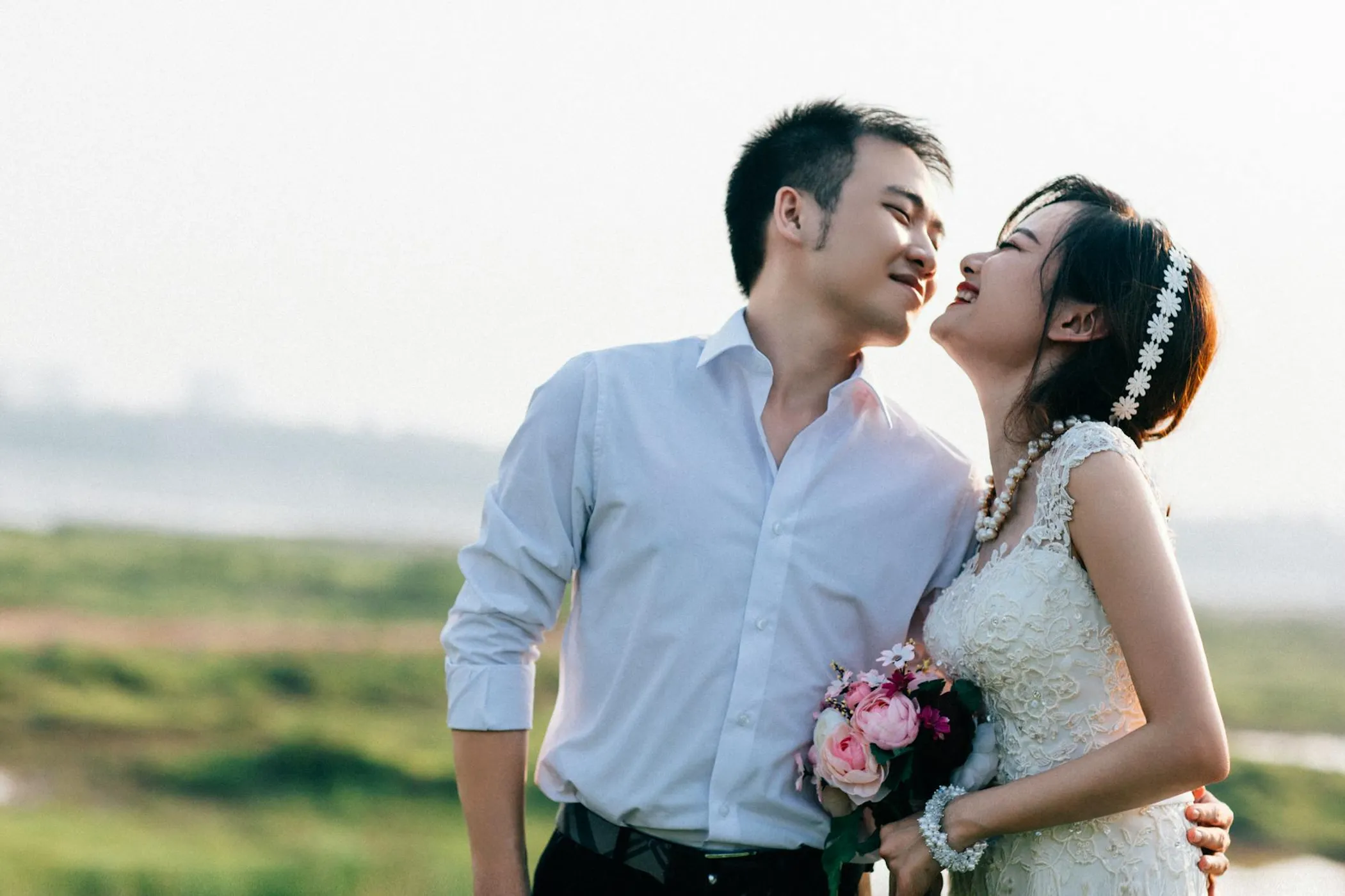 Hochzeitspaar bei einem romantischen Outdoor-Shooting